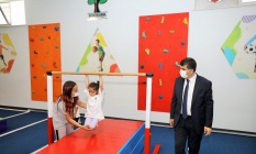 Anne ve babalar çocuklarıyla birlikte spor yapıyor