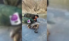 Buz altından çıplak elleriyle balık çıkarttı