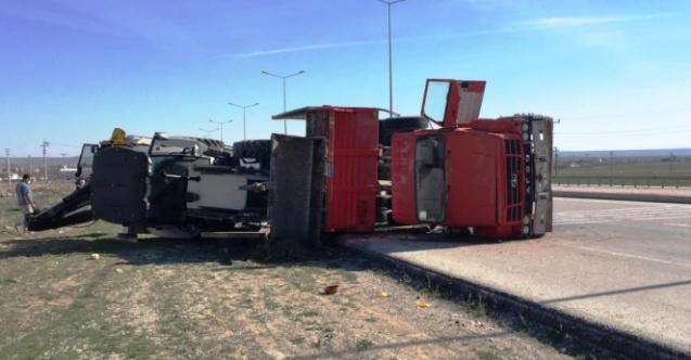 İş makinesi taşıyan kamyon devrildi