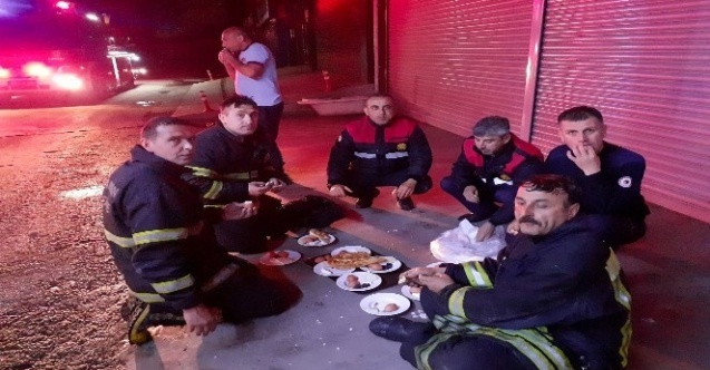 İtfaiye erleri sahuru yangın yerinde yaptı