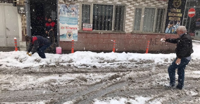 Temizlik çalışanlarının kartopu eğlencesi