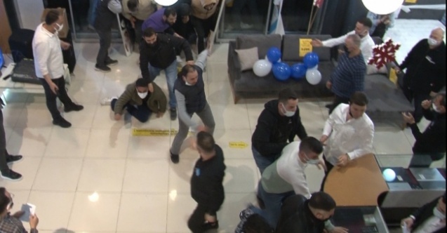 İndirimli telefon için birbirlerini ezdiler